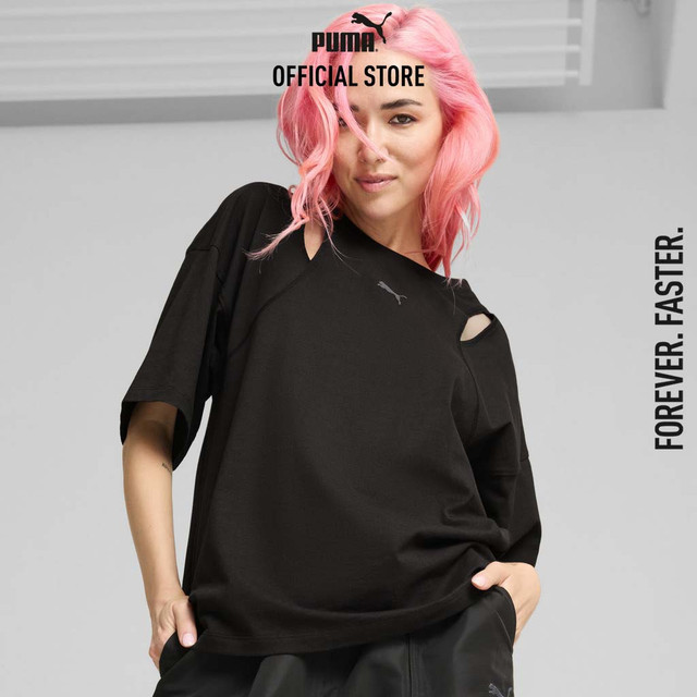 PUMA PRIME/SELECT - เสื้อยืดโอเวอร์ไซส์ผู้หญิงแต่งช่องเปิด DARE TO สีดำ 62664401