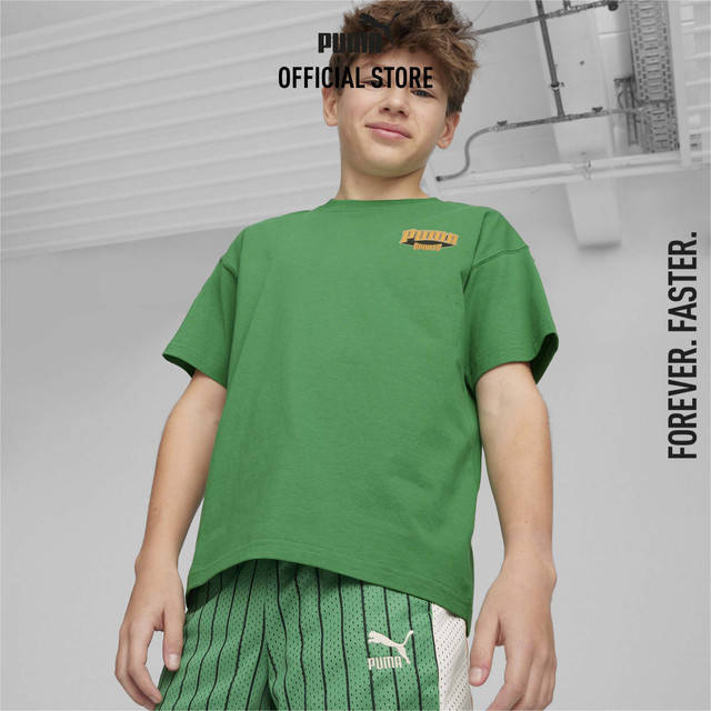 PUMA KIDS - เสื้อยืดเด็กโตลายกราฟิก FOR THE FANBASE สีเขียว 62513486