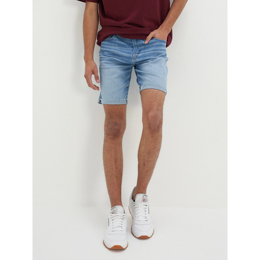 American Eagle กางเกงยีนส์ขาสั้นผู้ชาย MEDIUM ATHLETIC SHORT W/ BULLET HOLE CUT & CUFF สี LIGHT WASH - 013-7482-915