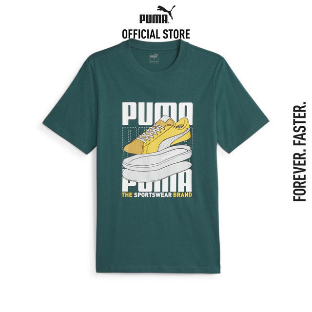 PUMA BASICS - เสื้อยืดผู้ชายลายกราฟิกรองเท้าผ้าใบ สีเขียว - 67718643