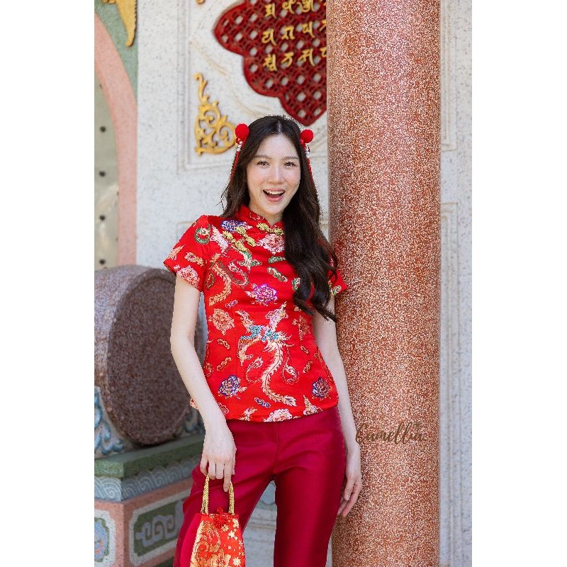French Korea ชุดกี่เพ้าแดง อาหมวยรับทรัพย์ Camellia ชุดSet เสื้อผ้าทอคอจีนแต่งกระดุมสีทอง + กางเกงขายาว 9 ส่วนเข้าชุด