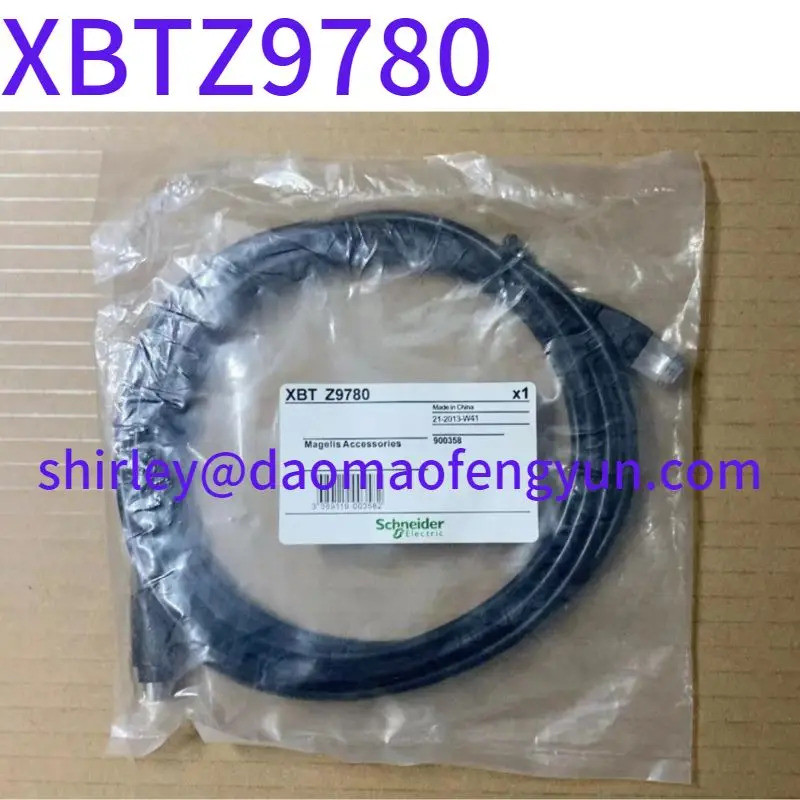 สายเคเบิลสื่อสารใหม่เอี่ยม XBTZ9780 ยาว 2.5 เมตร