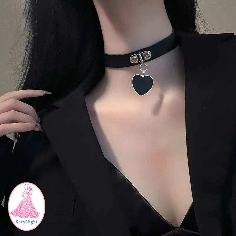 SexyNight💫💫สร้อยคอแฟชั่น สําหรับผู้หญิง ปลอกคอหนังสีดำ สไตล์พั้งค์ จี้ความรัก คุณภาพสูง แขวนไว้รอบคอ