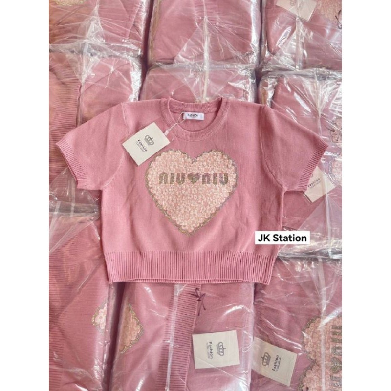 พร้อมส่ง เสื้อครอปสวิสเตอร์แขนสั้นไหมพรมทอลายสวย