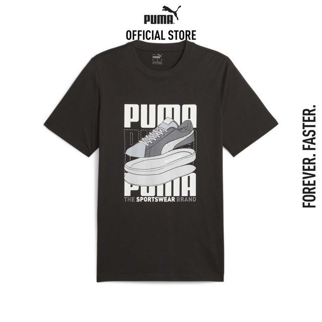 PUMA BASICS - เสื้อยืดผู้ชายลายกราฟิกรองเท้าผ้าใบ สีดำ - 67718601