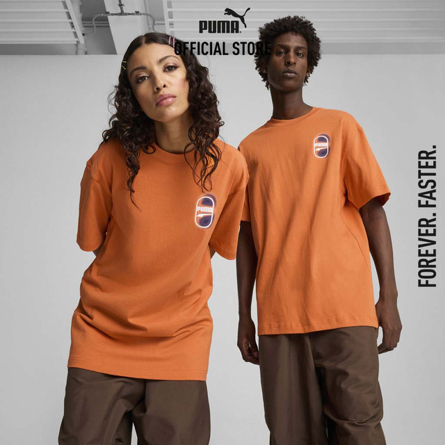 PUMA PRIME/SELECT - เสื้อยืดลายยูนิเซ็กซ์กราฟิก DOWNTOWN 180 สีส้ม 62675520