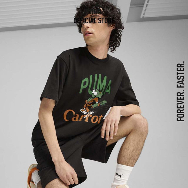 PUMA PRIME/SELECT - เสื้อยืดผู้ชายลายกราฟิก PUMA x Carrots สีดำ 62744301