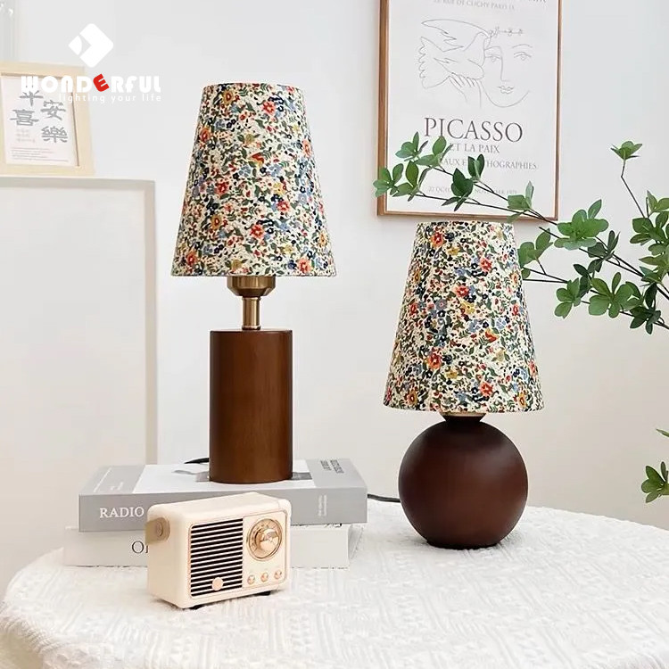 WONDERFUL โคมไฟตั้งโต๊ะ สไตล์ฟาร์มเฮ้าส์ ฝาโคมผ้าลายดอกไม้ โคมไฟข้างเตียง สามสีอ่อน สไตล์อเมริกัน