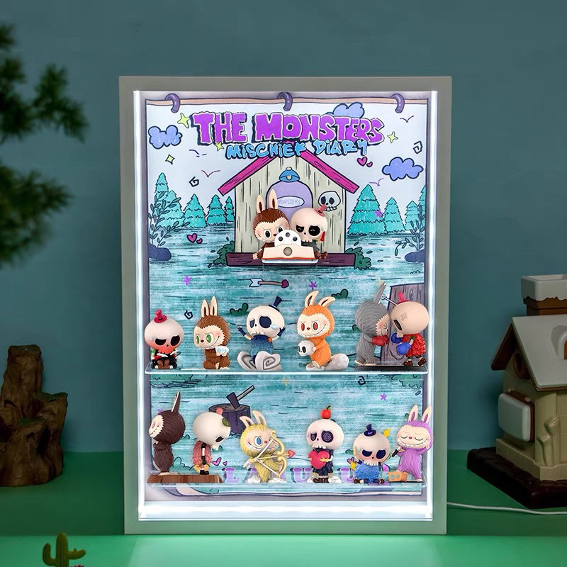 ตู้โชว์ The Monsters Mischief Diary Series กล่องอคิลิค พร้อมอุปกรณ์ประกอบฉาก