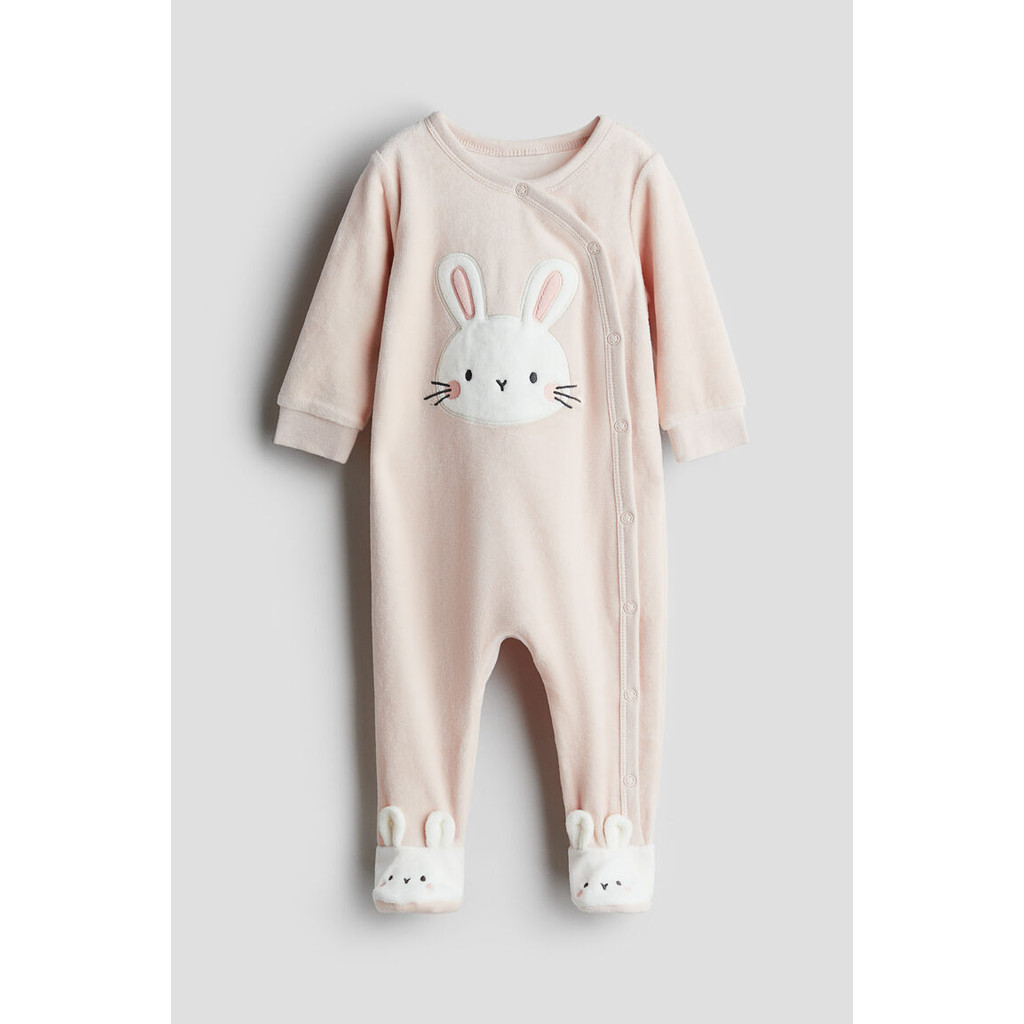 H&M(เอชแอนด์เอ็ม) ชุดนอนผ้ากำมะหยี่แบบเต็มเท้า Infants Velour sleepsuit with ful