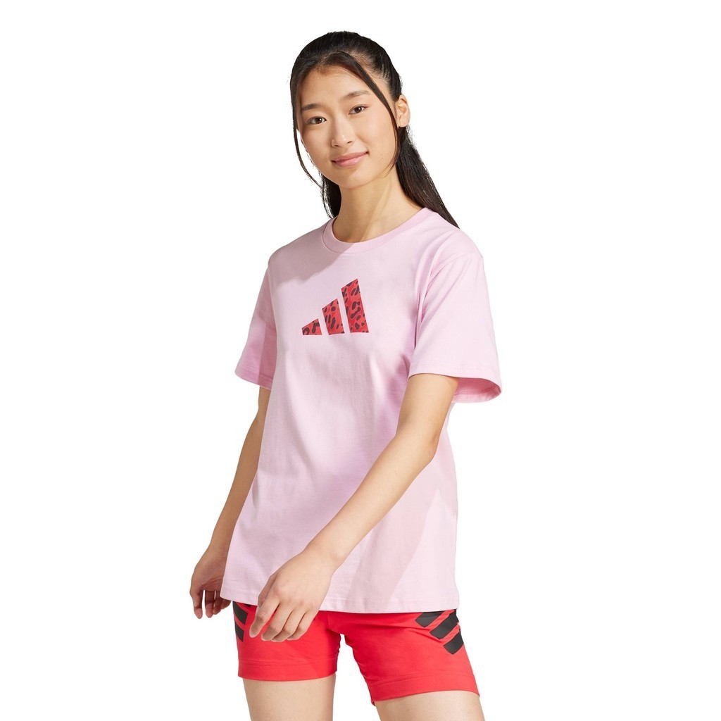 adidas ไลฟ์สไตล์ เสื้อยืดพิมพ์ลาย Future Icons ผู้หญิง สีชมพู JJ4123 ราคา ถูกที่สุด ดีลบีเคเค แกลเลอรีภาพที่ 4