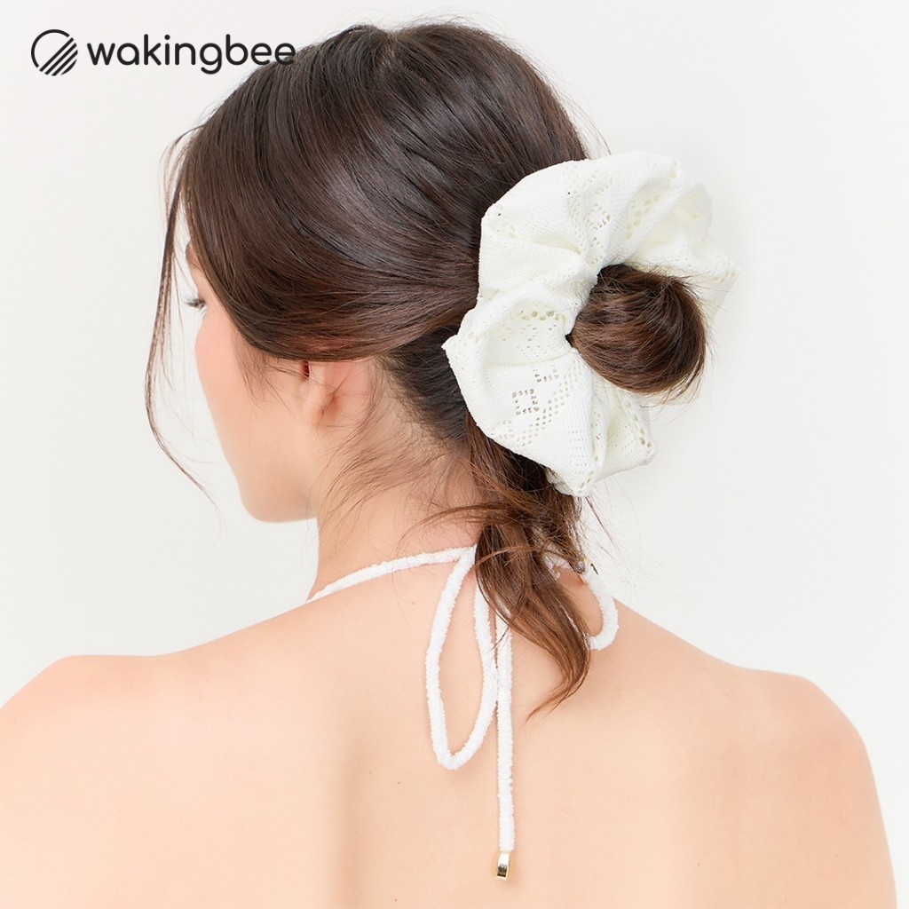 Wakingbee Beach Scrunchy (White) ยางรัดผม แบบโดนัท ขนาดโอเว่อร์ไซส์ ทำจากผ้าถักลูกไม้ ยืดหยุ่นดี ไม่หลุดง่าย