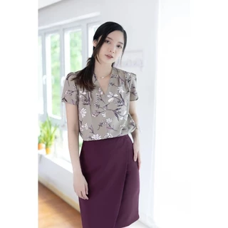 Narinari : MT0601 V-Collar Classic Blouse – เสื้อทำงานคอวี ลายดอกไม้
