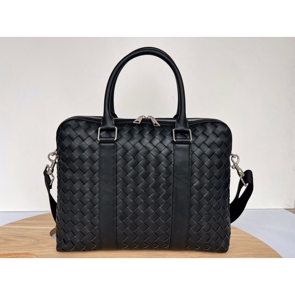 Pre order ราคา12400 Bottega Veneta 690702 หนังวัว กระเป๋าสะพาย กระเป๋าสะพายไหล่ กระเป๋าเอกสาร size36