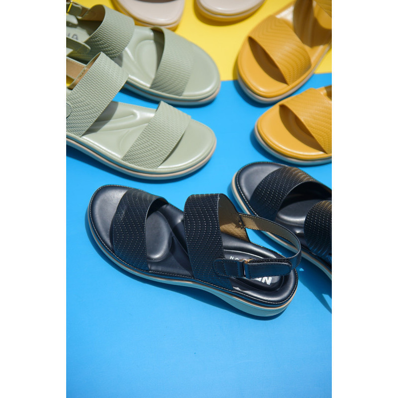 รองเท้าเเฟชั่นผู้หญิงเเบบรัดส้นเท้า No. 10-16 NE&NA Collection Shoes