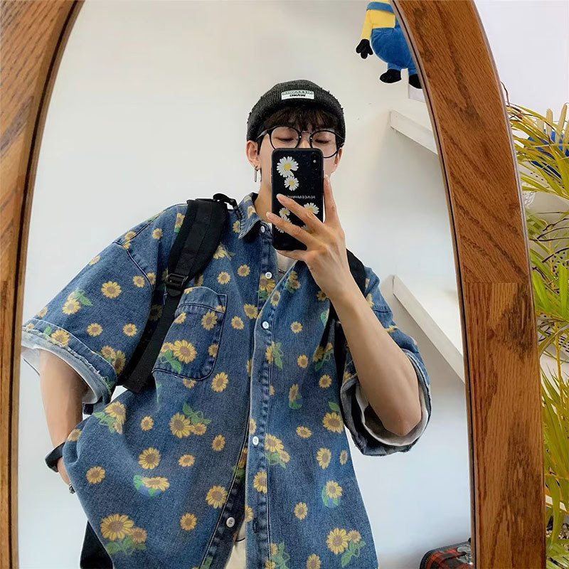 เสื้อเชิ้ตยีน แขนสั้น พิมพ์ลายดอกเดซี่ ทรงหลวม สไตล์ฮ่องกง เรโทร เหมาะกับฤดูร้อน สําหรับผู้ชาย