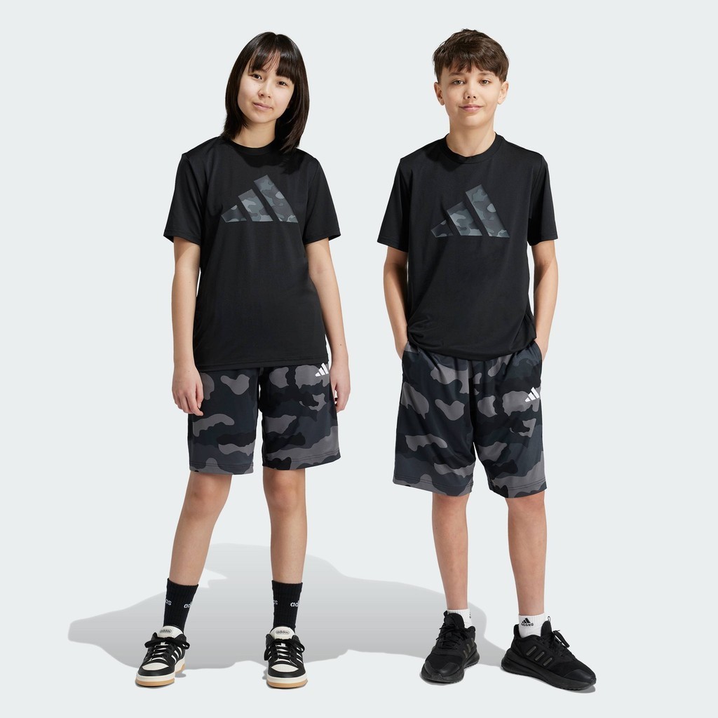 adidas เทรนนิง & ไลฟ์สไตล์ กางเกงขาสั้นพิมพ์ลาย Train Essentials Seasonal สำหรับเด็ก เด็ก สีดำ IV9589
