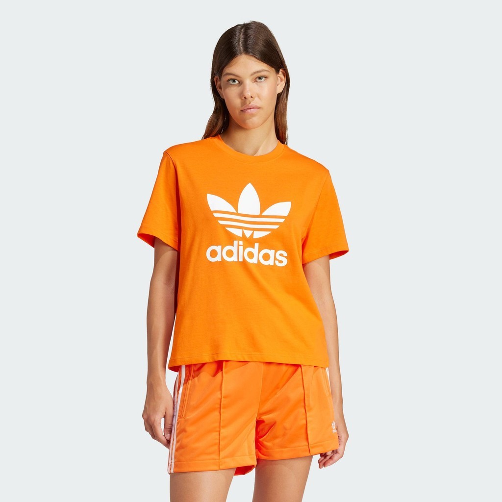 adidas ไลฟ์สไตล์ เสื้อยืดทรงบ็อกซี Adicolor Trefoil ผู้หญิง สีส้ม IN2495