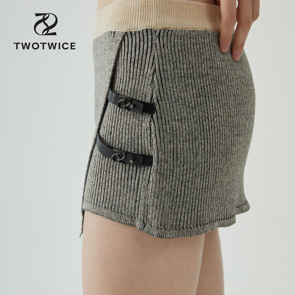 Twotwice - Mckenna Skort - กางเกงกระโปรง ทอ knitted สลับสี พร้อมอะไหล่โลโก้และหนัง