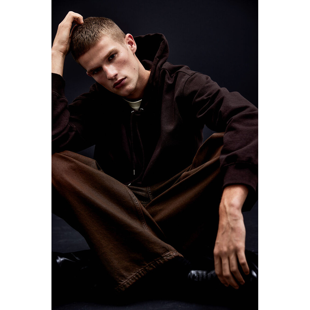 H&M(เอชแอนด์เอ็ม) เสื้อฮู้ดดี้แบบหลวมพอดี ผู้ชาย 0970819_3