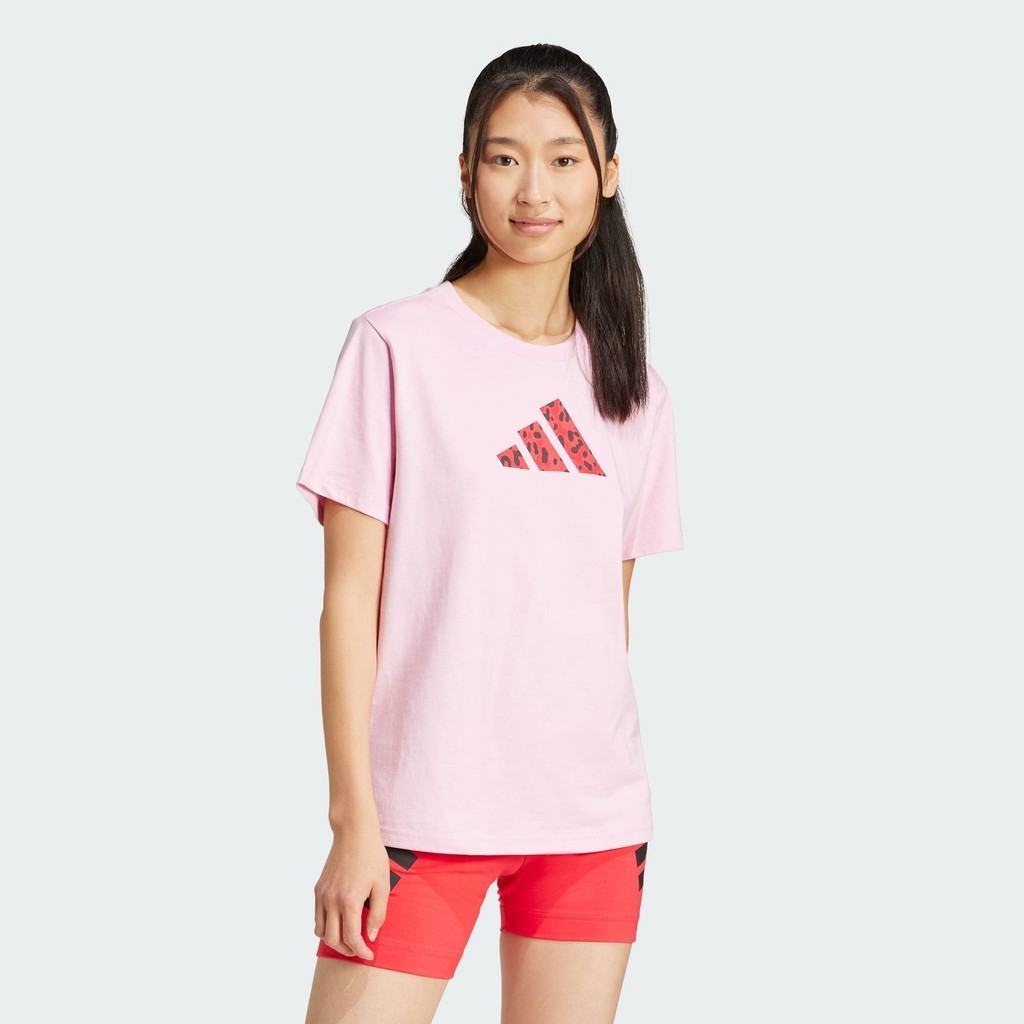 adidas ไลฟ์สไตล์ เสื้อยืดพิมพ์ลาย Future Icons ผู้หญิง สีชมพู JJ4123 ราคา ถูกที่สุด ดีลบีเคเค แกลเลอรีภาพที่ 3