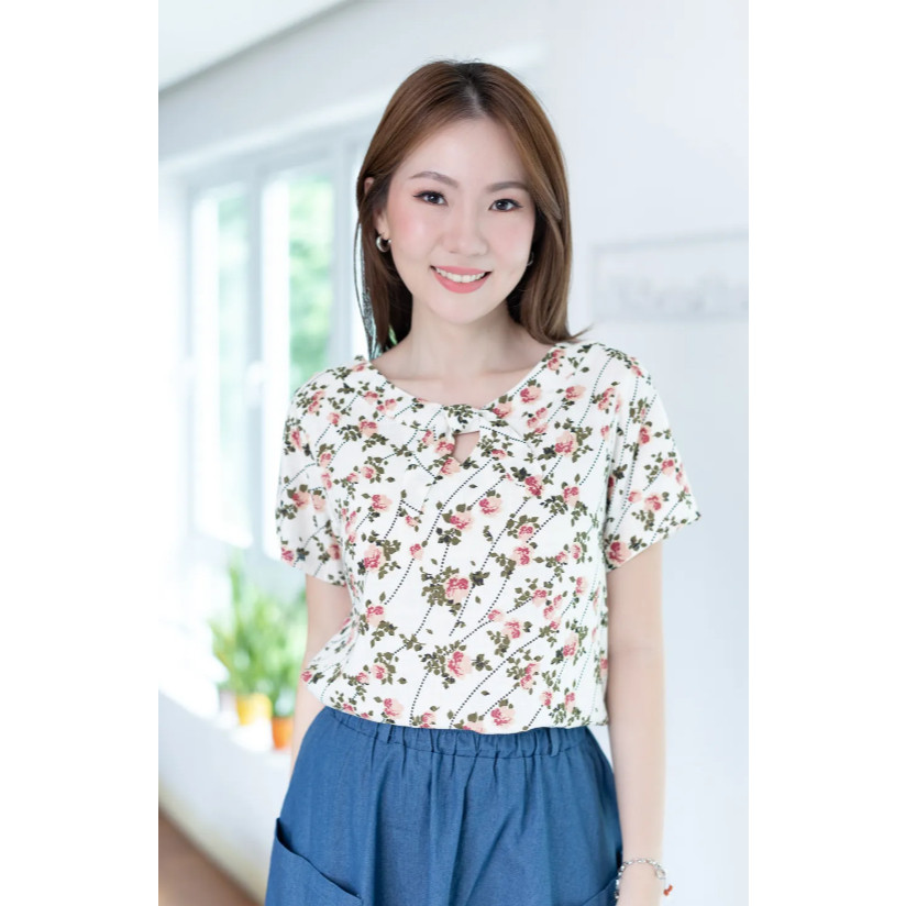 Narinari : MT2001 Keyhole Neck Rosie Blouse – White ผ้าทอลายสลาฟ