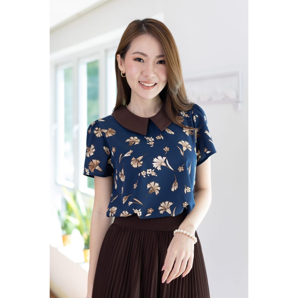 Narinari : MT1301 Point Collar Blouse – เสื้อลายกราฟิก ปกบัวแหลม