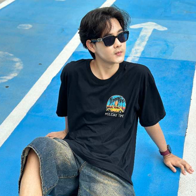 VINTAGE FACTORY เสื้อยืด Cotton100% HOLIDAY TIME - เทคนิคซิลค์สกรีน สีจมลงเนื้อผ้าติดแน่นทนนาน