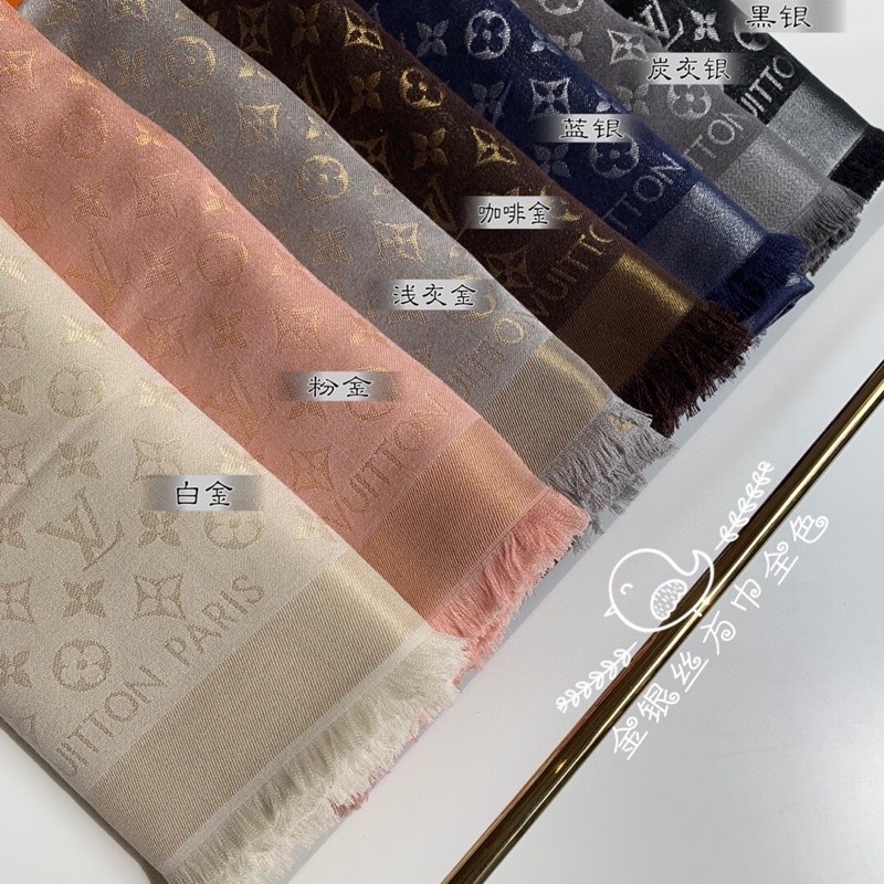 Pre order ราคา​3100 Louis vuitton silk square scarf ผ้าพันคอผ้าไหมพิมพ์ลายตัวอักษร เซนติเมตรสําหรับผู้หญิง size140*140cm