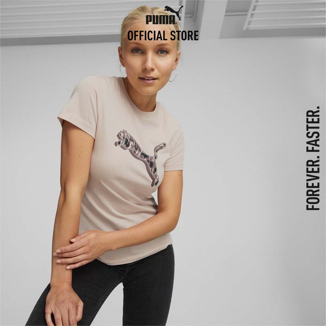 PUMA BASICS - เสื้อยืดแขนสั้นสำหรับผู้หญิง Power Safari สีชมพู - 67175447