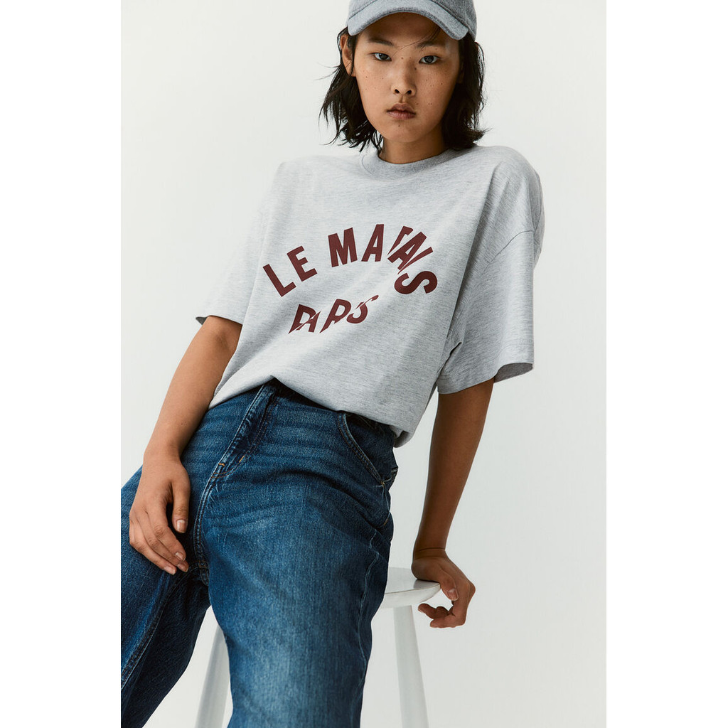 H&M(เอชแอนด์เอ็ม) เสื้อยืดพิมพ์ลายแบบโอเวอร์ไซส์ ผู้หญิง 1169913_1 – โปรปัง