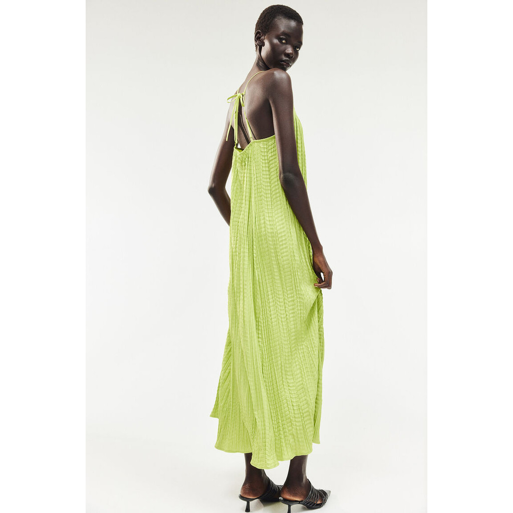 H&M(เอชแอนด์เอ็ม) เดรสสายเดี่ยวดีไซน์สม็อก ผู้หญิง 1325468_2