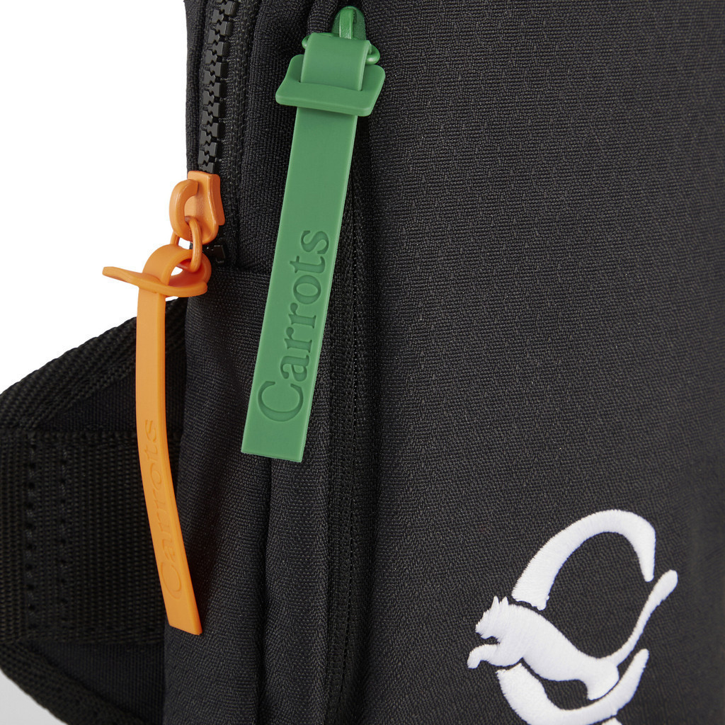 PUMA PRIME/SELECT - กระเป๋าสะพายด้านหน้าผู้ชาย PUMA x CARROTS สีดำ  09091501