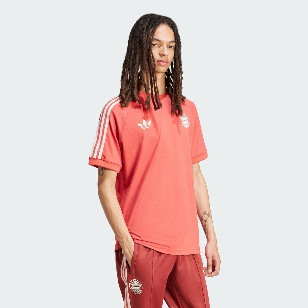 adidas ฟุตบอล เสื้อยืด FC Bayern Adicolor Classics 3-Stripes ผู้ชาย สีแดง IY0046 - รูปที่ 2