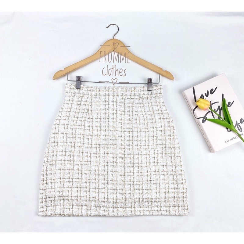 Frommeclothes🐰กระโปรงทรงเอผ้าชาแนลทวิตสีขาวทอลายแซมดิ้นทอง(XS-5XL)