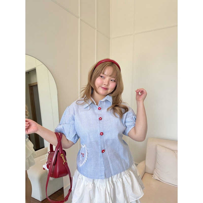 Love daisy cloudy top🎀🩵”เสื้อเชิ้ตริ้วกระเป๋าหัวใจลูกไม้ที่สาวออวบไม่มีไม่ได้!“