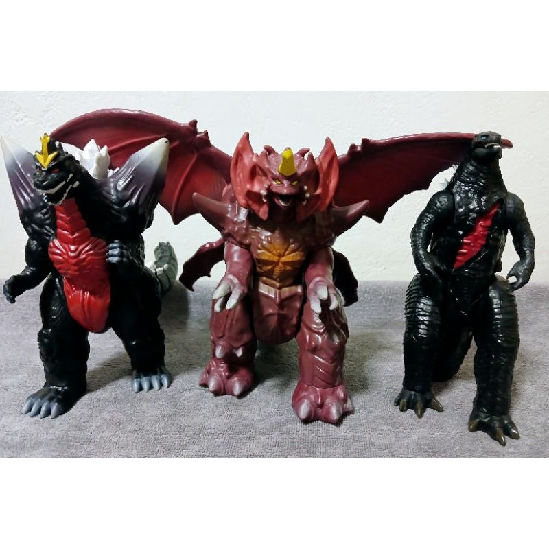 โมเดลจุดขยับ Godzilla ของแท้ สภาพดี ตำหนิขาดปลายหางทั้ง 3 ตัว ตัวใหญ่ พร้อมส่ง