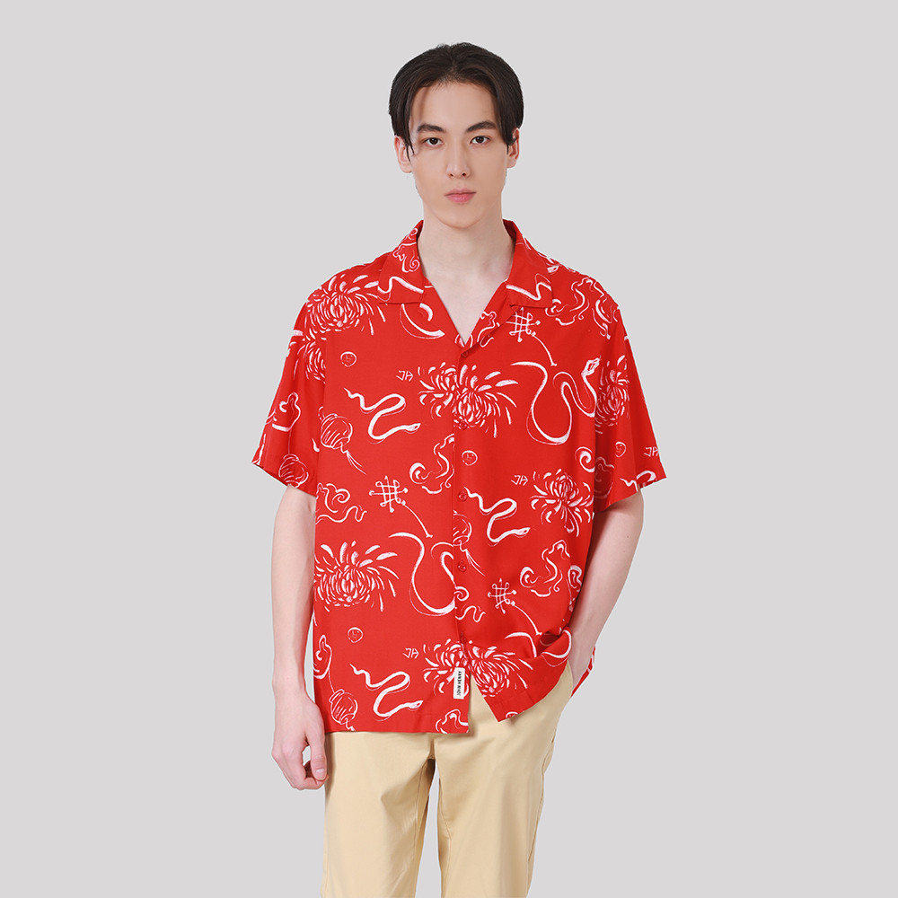 John Henry เสื้อเชิ้ตผู้ชายแขนสั้น ทรงใส่สบาย รุ่น JH S125MSSRL02 - สีแดง