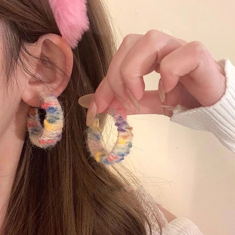 ตุ๊กตาบาร์บี้แป้งสตั๊ดต่างหูเกินจริงใบหน้าผอมรักใหญ่ตุ๊กตากุหลาบสีแดงบันจี้จั่นต่างหูคลิป02
