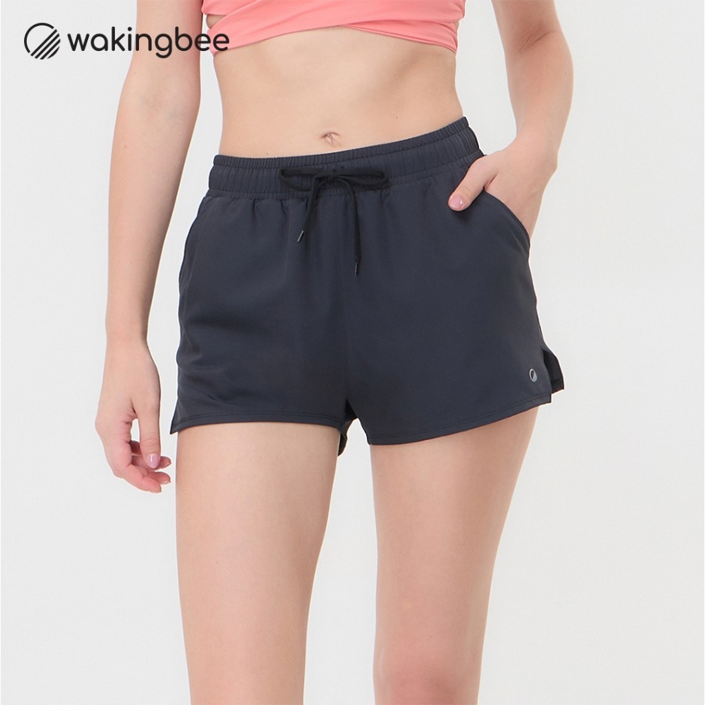 Wakingbee Airy Shorts (Black) กางเกงขาสั้น ทรงสวย ใส่วิ่ง ออกกำลังกาย แห้งเร็ว มีกระเป๋า มีเชือกผูกเอว