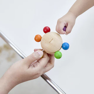 PlanToys ของเล่นไม้ 5297 Pull & Grasp ทรงกลมฝึกจับและดึง ของเล่นไม้ สำหรับเด็กอายุ 9 เดือน ขึ้นไป