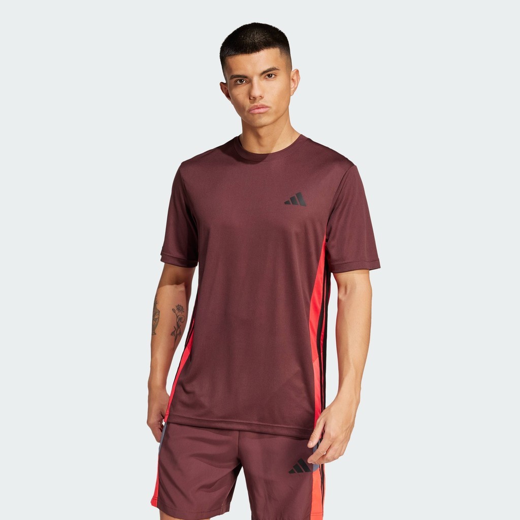 adidas Gym & Training เสื้อยืดคัลเลอร์บล็อก Train Essentials Seasonal ผู้ชาย สีแดงเบอร์กันดี JE5701