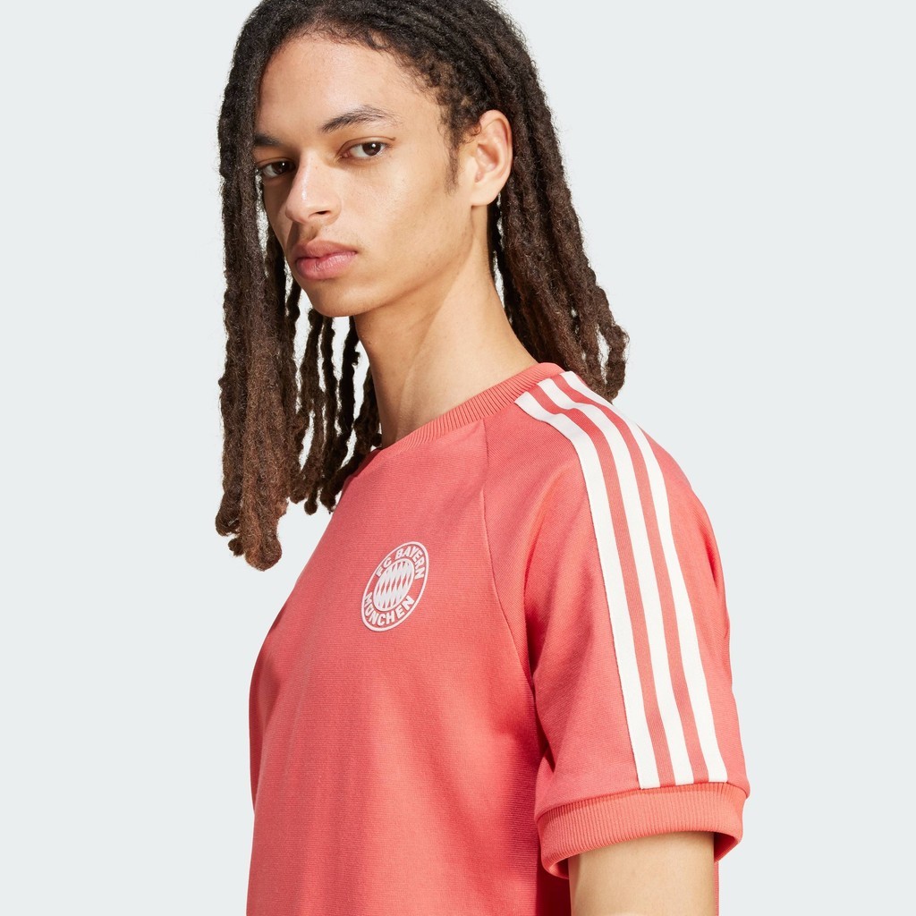 adidas ฟุตบอล เสื้อยืด FC Bayern Adicolor Classics 3-Stripes ผู้ชาย สีแดง IY0046 - รูปที่ 6