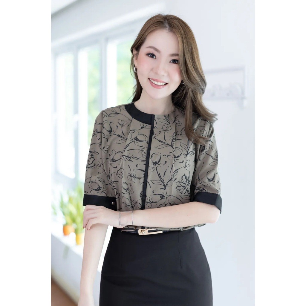 Narinari : MN0326 High Neck Blouse with Trim ผ้าไหมอิตาลี เสื้อทำงานคอปิด