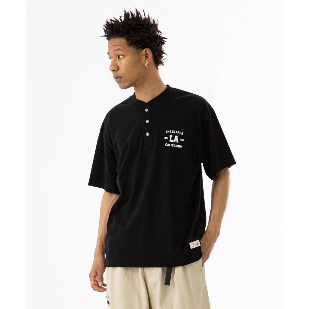 เสื้อยืดแขนสั้น XLARGE รุ่น COLLEGE LOGO HENLEY NECK S/S TEE