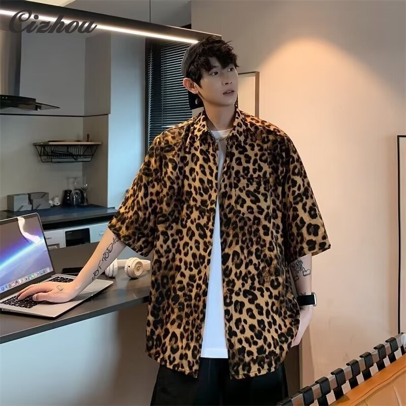 เสื้อเชิ้ตแขนสั้นลําลอง คอปก ทรงหลวม พิมพ์ลายเสือดาว เหมาะกับเดินชายหาด แฟชั่นทันสมัย สําหรับผู้ชาย วันสงกรานต์