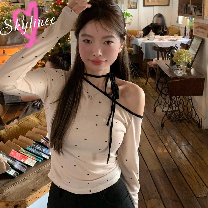เสื้อยืดแขนยาวลายจุดบาง ๆ ปิดไหล่ผูกเชือกเสื้อยืดผู้หญิงเสื้อคอกลมสั้น SL