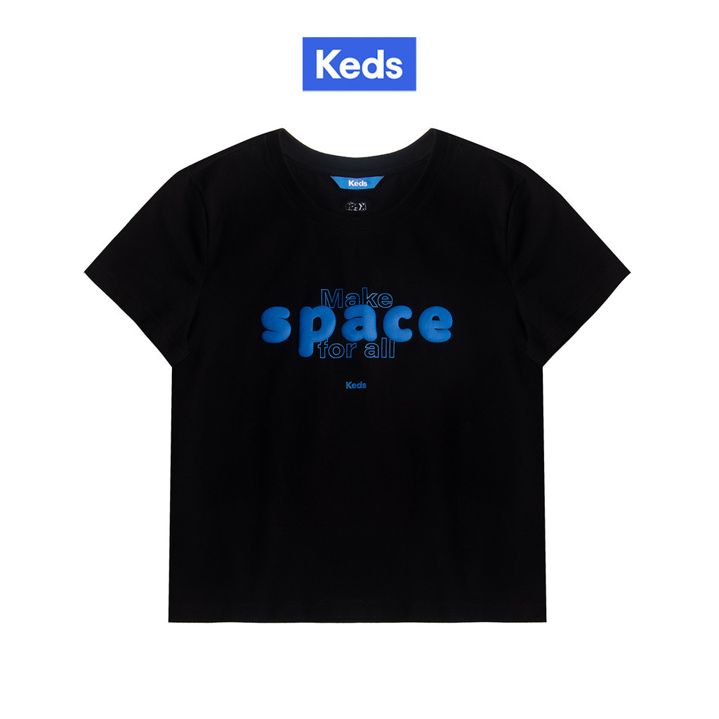 KEDS เสื้อยืด Slim Fit รุ่น MAKE SPACE FOR ALL SLIM FIT T-SHIRT สีดำ ( F24APT02019 )