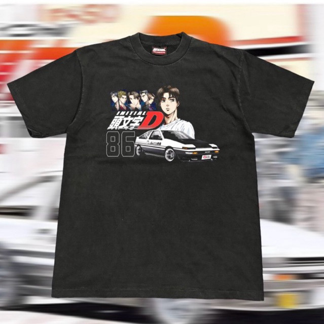 เสื้อยืดทรงคอฟิต รุ่น Initial D AE86 สีดํา/ดํา/ขาว