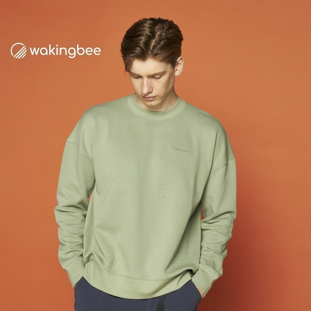 Wakingbee by Mark Kim Camper Sweatshirt (Sage) Unisex เสื้อแขนยาว ทรงโอเว่อร์ไซส์ ผ้าพรีเมี่ยม กันยูวี